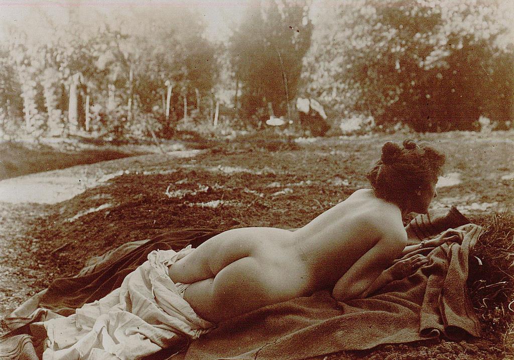 Madame Ernest Marché posant nue dans la campagne
